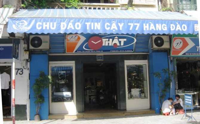 Một trong những slogan được công chúng nhớ đến sớm nhất là “Chu đáo tin cậy, 77 Hàng Đào” của cửa hàng đồng hồ ở Phường Đồng Xuân, Hà Nội.