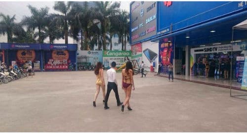 Hình ảnh các nữ nhân viên giới thiệu sản phẩm (PG) mặc bikini bán hàng tại siêu thị điện máy Trần Anh phát tán trong mấy ngày gần đây.