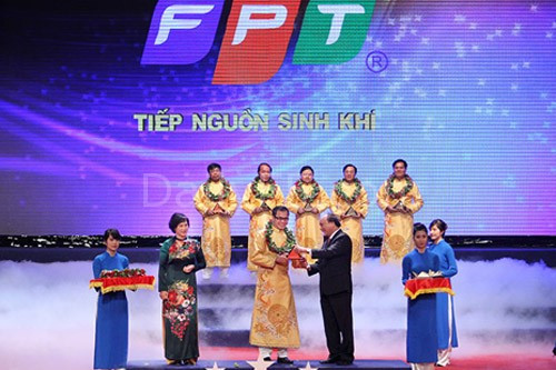 Giám đốc Chiến lược Nguyễn Hữu Thái Hòa đại diện FPT nhận Giải thưởng Sao Vàng Đất Việt năm 2013