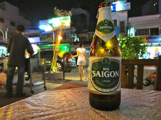 Bia Sài Gòn với slogan “Có thể bạn không cao nhưng người khác phải ngước nhìn”.