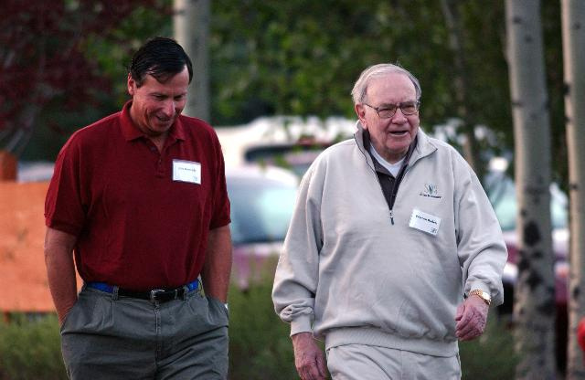  Jim Kenndy nói chuyện với Warren Buffet tại hội nghị đầu từ hàng năm, tháng 07 năm 2004, cùng với cố vấn của Buffet là Byron Trott. Nguồn ảnh: Matthew Staver/ Bloomberg 