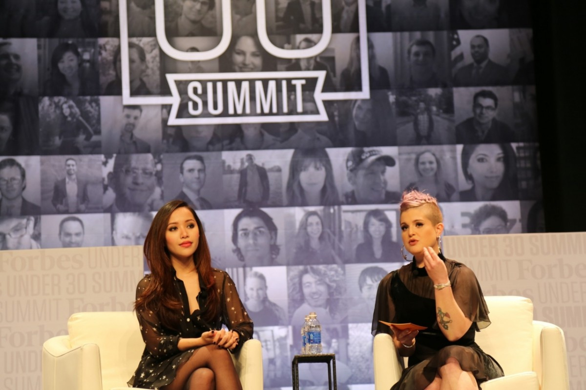 Michelle Phan (trái) và Kelly Osbourne (phải) tại hội nghị 30 Under 30 của Forbes