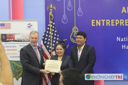 Đại sứ Mỹ trao giải thưởng khởi nghiệp cho vợ chồng ở TPHCM