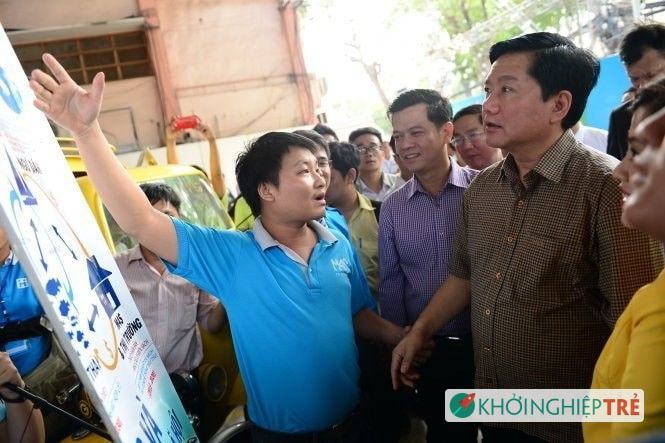 Bí thư Thành ủy TP.HCM Đinh La Thăng nghe giới thiệu các dự án khởi nghiệp của các bạn trẻ tại lễ phát động - Ảnh: Quang Định