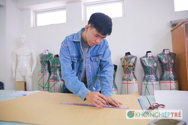 Nguyễn Đình Thuận - sinh viên ngành thiết kế thời trang Hutech - đảm nhiệm vai trò thiết kế trang phục cho Hoa hậu Hoàn vũ Việt Nam 2018.