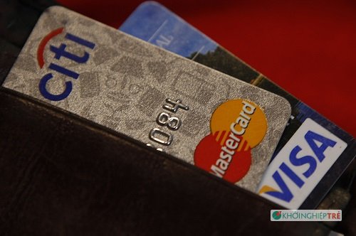 Chuyên gia tài chính từ chương trình Shark Tank của đài ABC khuyên mọi người nên có ít nhất 2 thẻ tín dụng. Ảnh: Reuters